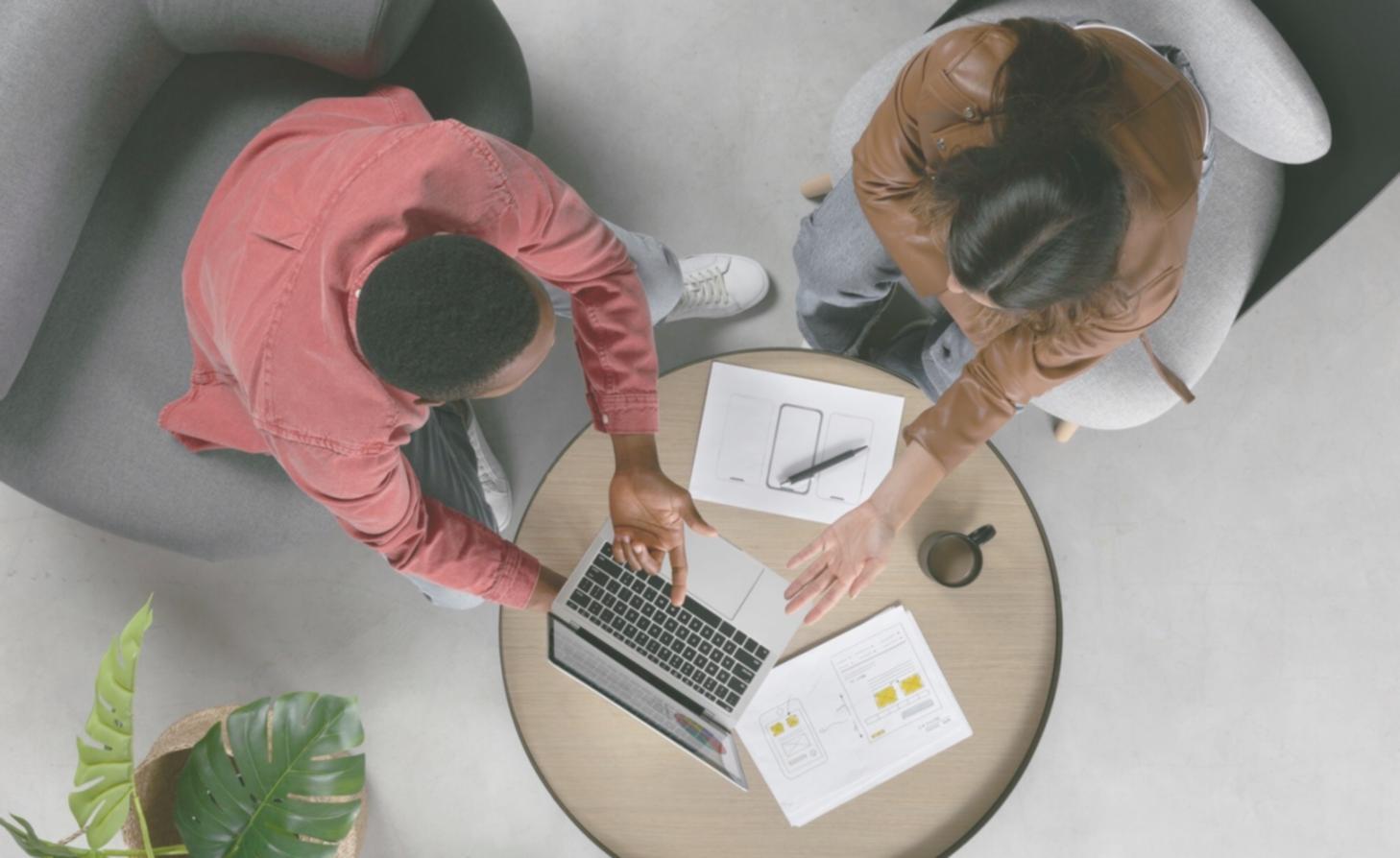 Mesa de trabajo con análisis financieros, calculadora y gráficos